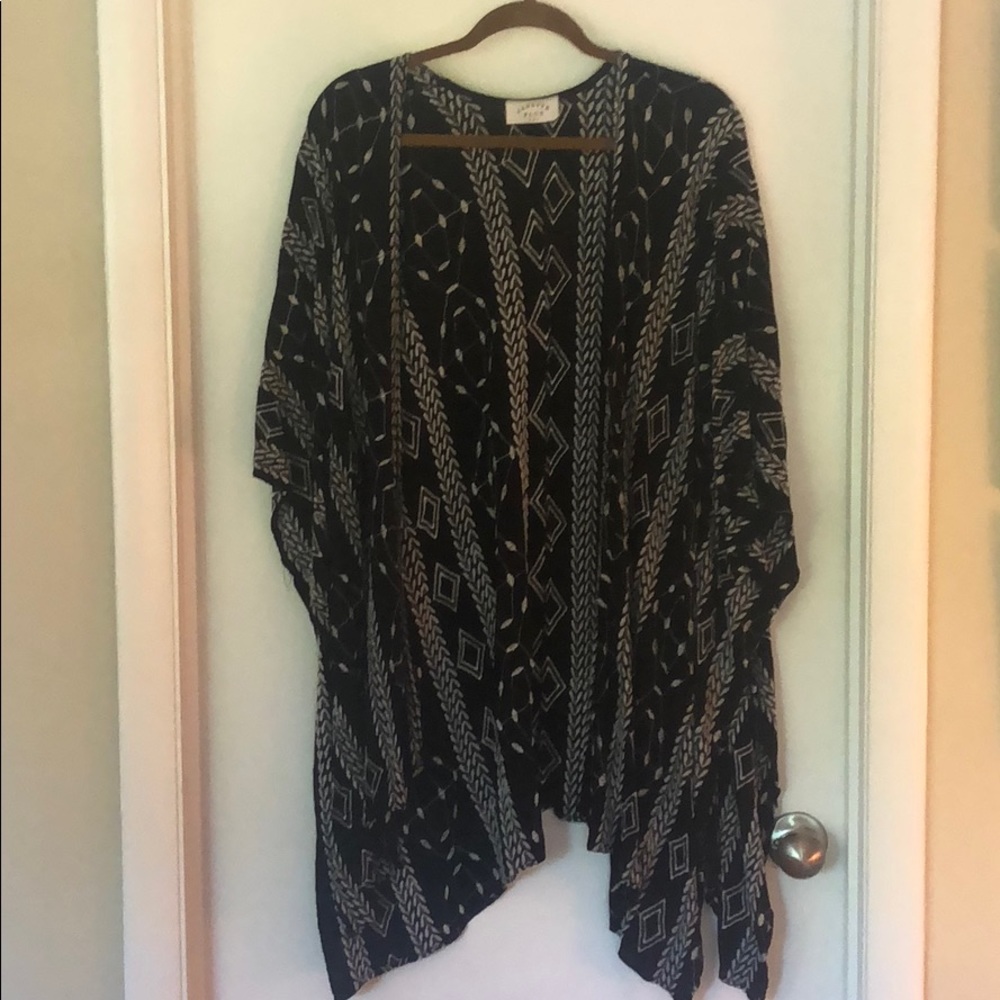 3X Janette Plus Black and White Kimono